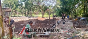 Babinsa Malaipea Bantu Warga Bangun Fondasi Rumah di Alor Selatan