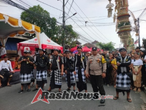 Polsek Kuta Utara Amankan Festival Penjor dan Pujawali Di  Pura Puseh Lan  Desa Adat Kerobokan.