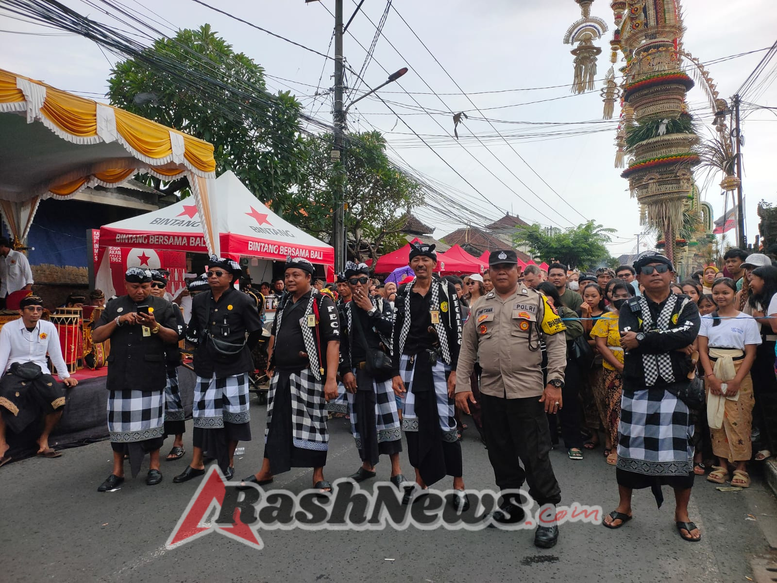 Polsek Kuta Utara Amankan Festival Penjor dan Pujawali Di  Pura Puseh Lan  Desa Adat Kerobokan.