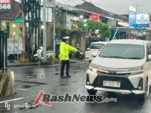 Kanit Lantas Polsek Kuta Utara Turun Langsung Urai Kepadatan Lalin Di Simpang Kerobokan