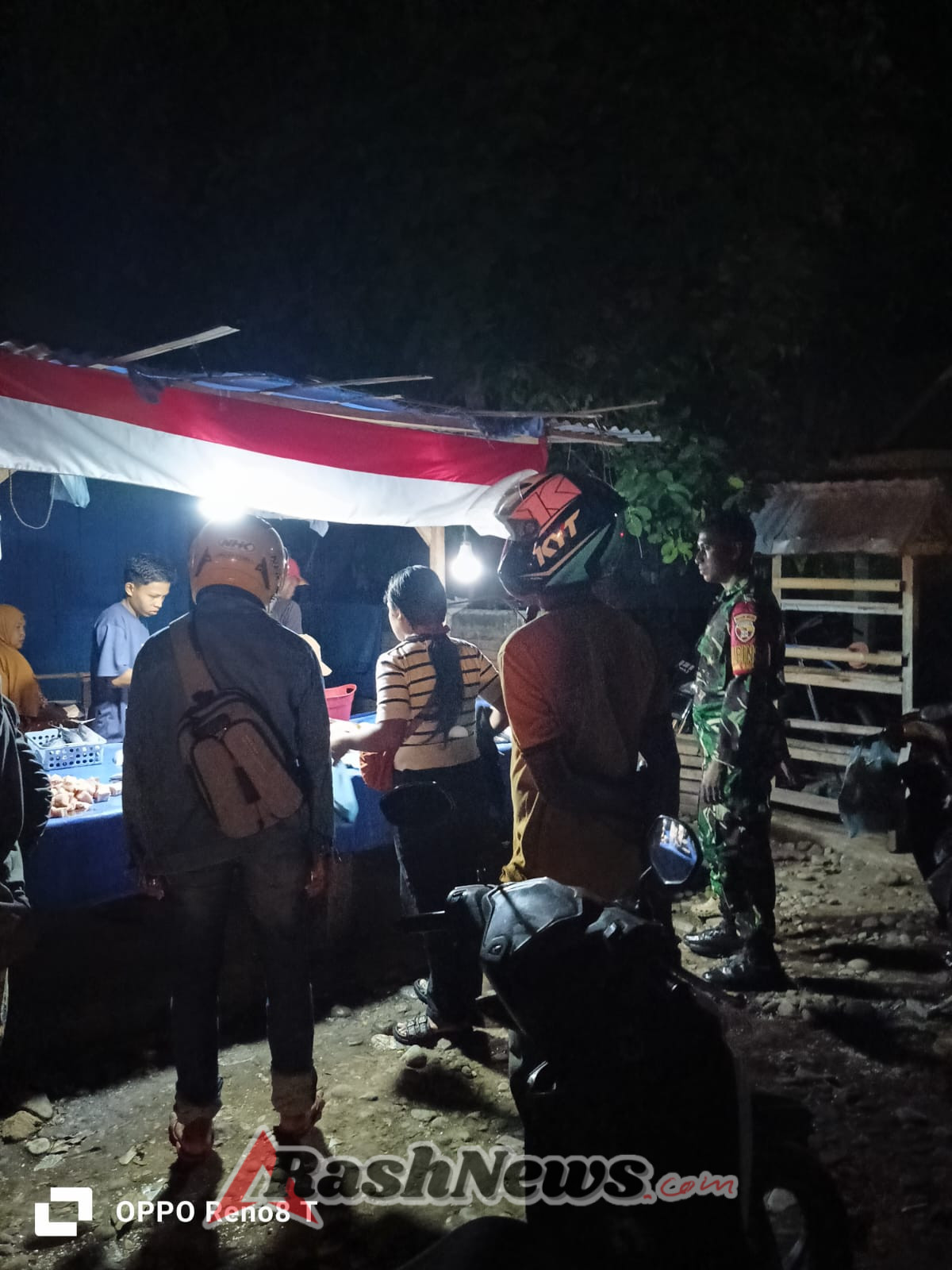 Babinsa Koramil Aesesa Monitor Situasi Wilayah Melalui Giat Siskamling Malam Hari