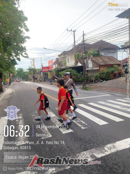 Polisi Sahabat Anak, Anggota Lantas Polres Karangasem Laksanakan Penyebrangan Pelajar SD Negeri 4 Subagan