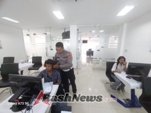 Personil Lantas Laksanakan Teori Avis Komputerisasi Bagi Pemohon SIM Baru