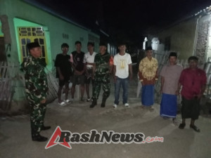 Patroli Malam Babinsa Sangga Fokuskan Pemukiman dan Titik Berkumpul Pemuda