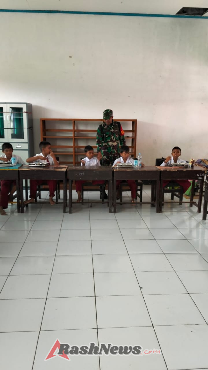 Dukung Pemenuhan Gizi Anak, Babinsa Hadir di Kegiatan MSG SDN Sermong