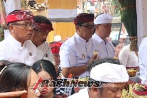 Bupati Sanjaya Pimpin Persembahyangan Bersama pada Pujawali di Pura Luhur Batukau