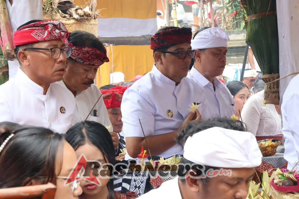 Bupati Sanjaya Pimpin Persembahyangan Bersama pada Pujawali di Pura Luhur Batukau
