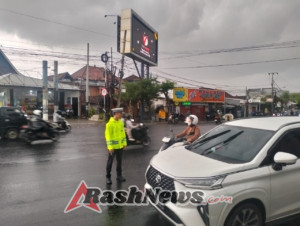 Meskipun Cuaca Hujan, Polantas Polsek Denbar Tetap Beri Pelayanan Gatur Lalin kepada Pengguna Jalan