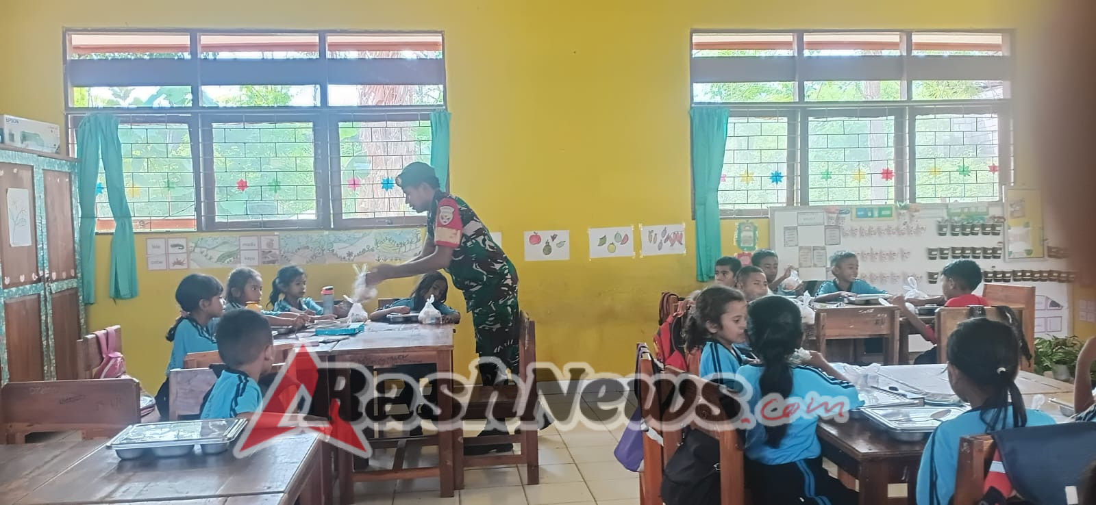 Program Makan Bergizi Gratis Berjalan Lancar di Rote Ndao, Babinsa Pastikan Distribusi Tepat Sasaran