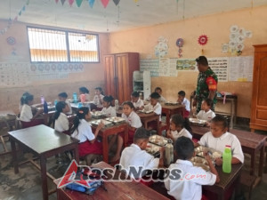 Babinsa Boawae Monitor Kegiatan SPPG untuk TK, SD, dan Posyandu di Kecamatan Boawae