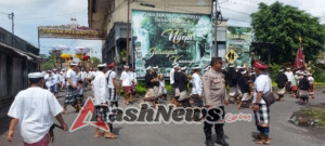 Bhabinkamtibmas Bersinergi dengan Pecalang Amankan Kegiatan Keagamaan di Desa Abuan
