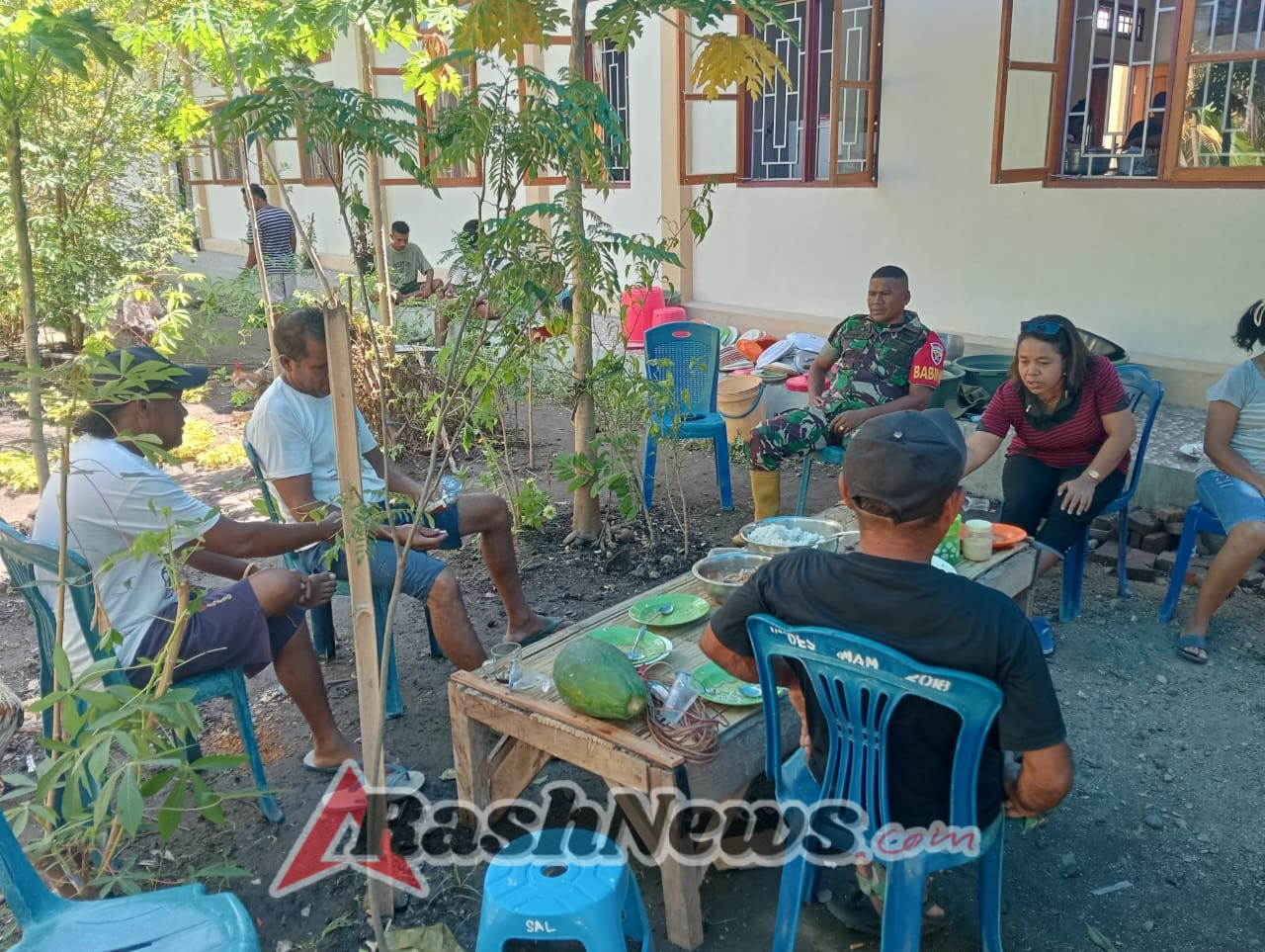 Musim Hujan, Babinsa Ingatkan Warga Niranusa Pentingnya Kebersihan dan Keselamatan Jalan