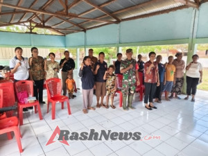 Warga Desa Tou Timur Apresiasi Kehadiran Babinsa dalam Kegiatan Kesehatan