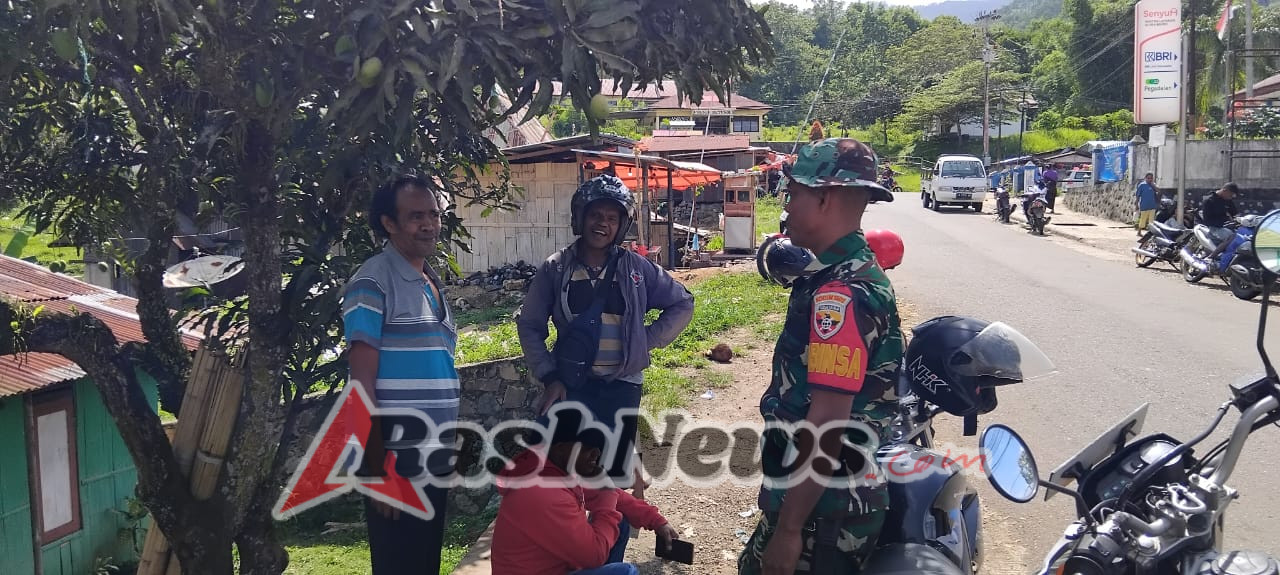 Babinsa Koramil 1602-03/Detusoko Laksanakan Komsos dan Pemantauan di Desa Ndikosapu  Sertu Alamsyah Perkuat Kemanunggalan TNI-Rakyat Lewat Komsos di Ndikosapu  Masyarakat Ndikosapu Sambut Antusias Kehadiran Babinsa dalam Kegiatan Pemantauan Wilayah  TNI AD Tingkatkan Rasa Aman Warga Desa Ndikosapu Lewat Komsos dan Pemantauan  Satkowil TNI AD Tegaskan Peran Garda Terdepan di Desa Ndikosapu, Kecamatan Lepembusu Kelisoke  Ende, – Babinsa Koramil 1602-03/Detusoko, Sertu Alamsyah, melaksanakan kegiatan Komunikasi Sosial (Komsos) dan pemantauan wilayah di Desa Ndikosapu, Kecamatan Lepembusu Kelisoke, Kabupaten Ende, Senin pagi. Kegiatan dimulai pukul 09.10 Wita dan berjalan hingga selesai dengan kondisi aman dan lancar.  Kegiatan yang dilakukan Babinsa bertujuan untuk memantau perkembangan situasi dan kondisi keamanan di wilayah binaan, sekaligus memastikan masyarakat merasa aman dan nyaman. Selain itu, kegiatan ini juga menjadi sarana untuk mendekatkan Babinsa dengan warga serta membangun komunikasi yang harmonis dengan masyarakat setempat.  Dalam kegiatan ini, masyarakat Desa Ndikosapu terlihat antusias menyambut kehadiran Babinsa. Kehadiran TNI di wilayah mereka dianggap sebagai bentuk perhatian dan dukungan terhadap keamanan serta kesejahteraan warga.  Seluruh rangkaian Komsos dan pemantauan berjalan tertib dan lancar. Cuaca cerah mendukung kelancaran kegiatan di wilayah desa binaan.  Kegiatan Komsos dan pemantauan di wilayah binaan merupakan tugas pokok Satkowil TNI AD sebagai ujung tombak dalam membantu mengatasi kesulitan rakyat dan memperkuat kemanunggalan TNI-Rakyat. Kehadiran Babinsa tidak hanya menjaga keamanan, tetapi juga meningkatkan kepercayaan masyarakat terhadap peran TNI di tingkat desa.  Kegiatan yang dilakukan Sertu Alamsyah menunjukkan komitmen TNI AD dalam menjaga stabilitas keamanan dan mendukung kesejahteraan masyarakat melalui pendekatan langsung di wilayah binaan.  (Pendim 1602/Ende)