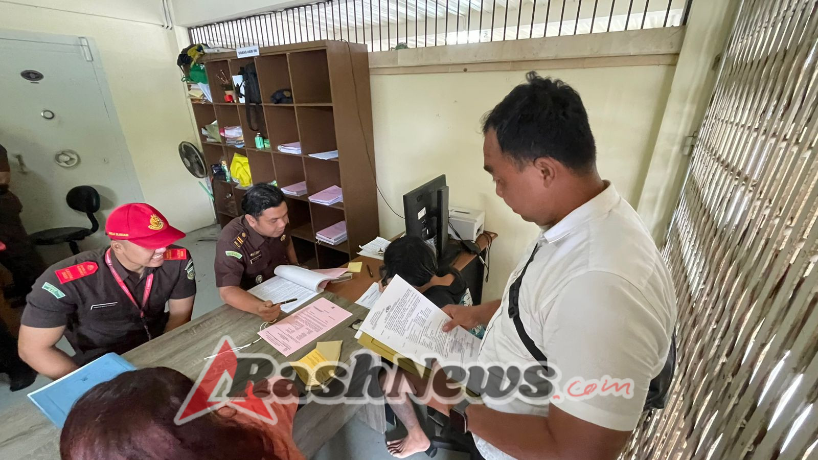 Selesaikan Berkas Perkara Pencurian, Unit Reskrim Polsek Dentim Serahkan Tersangka dan BB ke Kejari