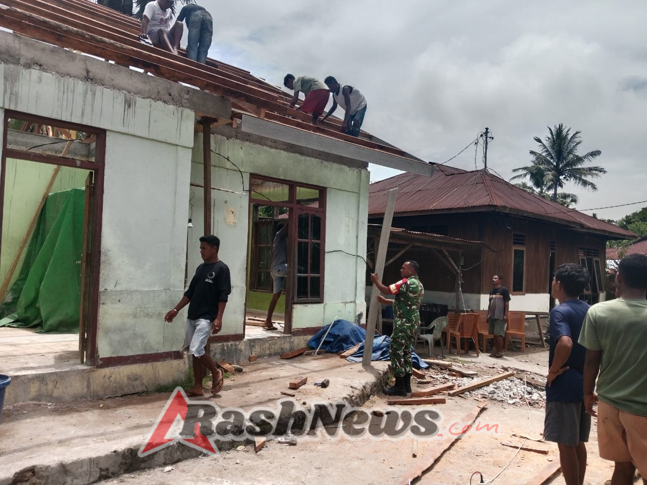 Babinsa Turun Tangan, Wujudkan Kemanunggalan TNI-Rakyat Lewat Karya Bhakti di Rukuramba