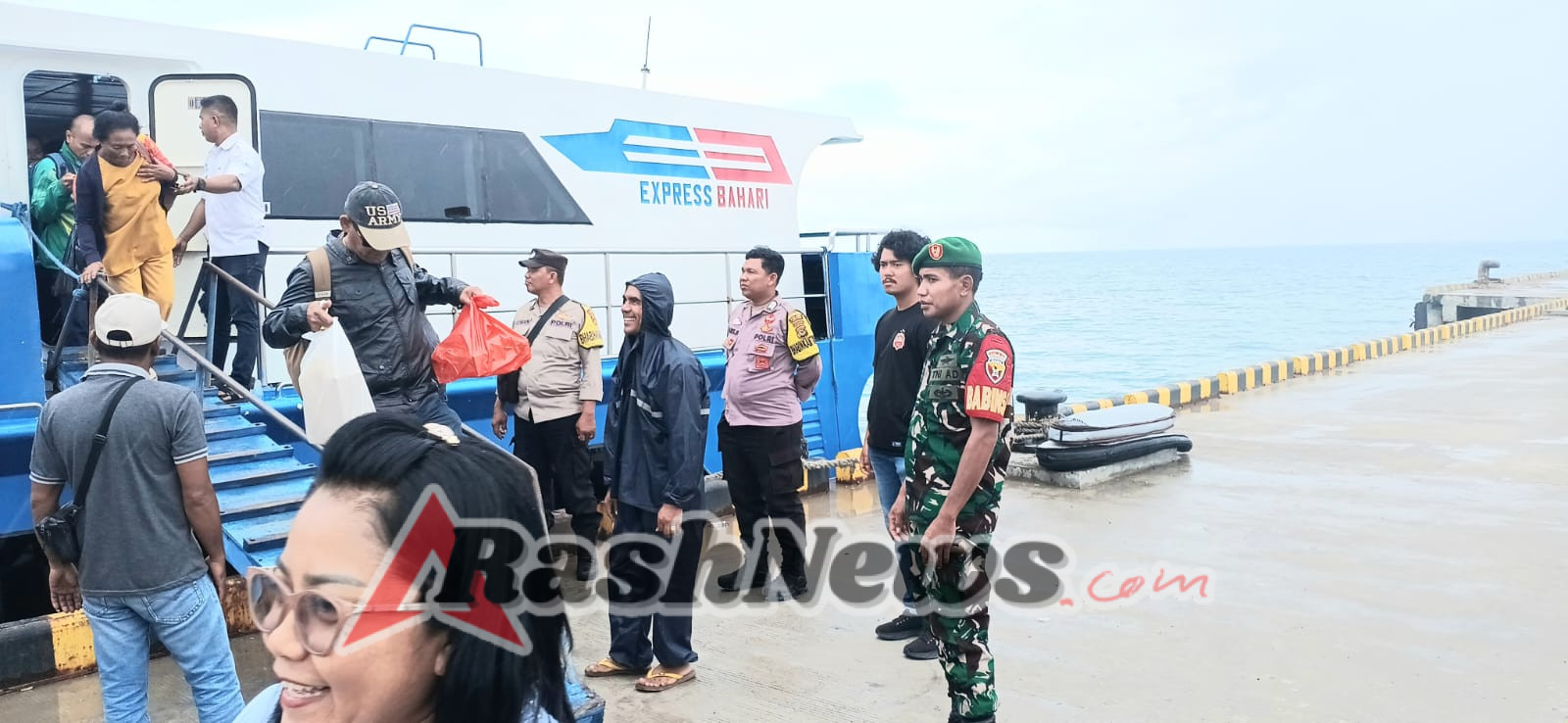 Babinsa Koramil Ba’a Pantau Kedatangan Express Bahari 8E di Pelabuhan Ba’a