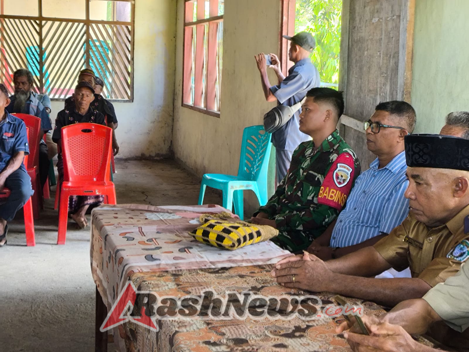 Babinsa Larantuka Hadiri Pelantikan Kadus 1 Desa Latonliwo