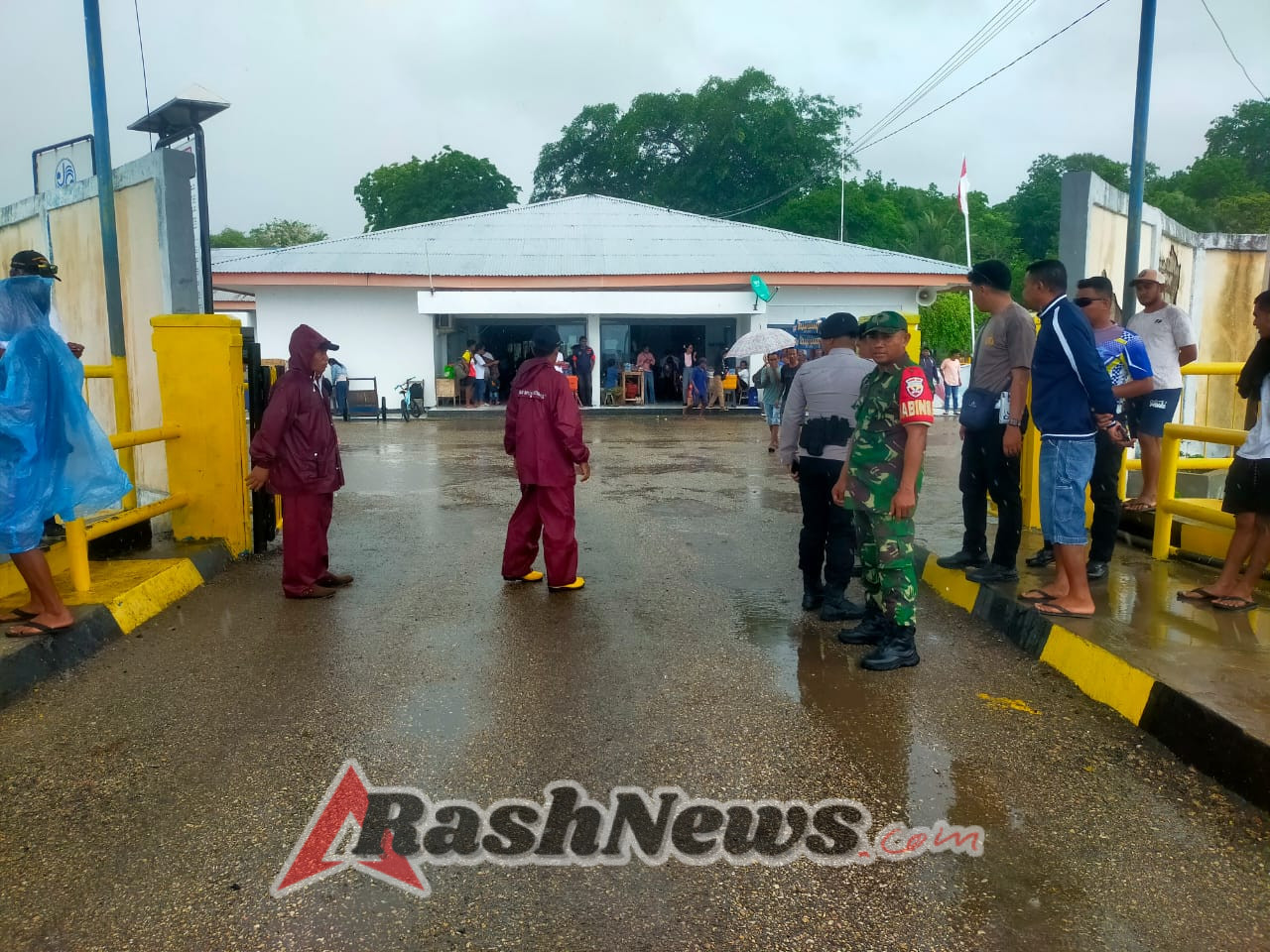 Pengamanan Pelabuhan Pantai Baru: Babinsa Kawal Keberangkatan Fery Kalibodri ke Bolok