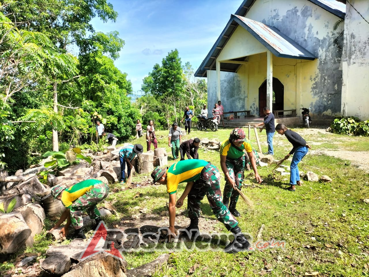 TNI dan Warga Alas Utara Kompak Gelar Karya Bakti di Kapela Santus Frans Asisi