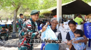 HUT Armed ke-80, Satgas Pamtas Gelar Pengobatan Massal dan Bagikan Sembako di Kenebibi