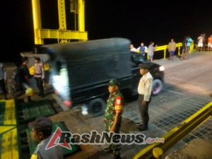 Babinsa Amankan Kedatangan Kapal Garda Maritim 3 di Pelabuhan Pantai Baru