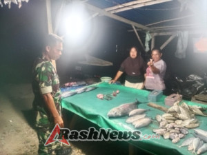 Babinsa Aesesa Perkuat Pengamanan Lingkungan Lewat Patroli Malam Hari