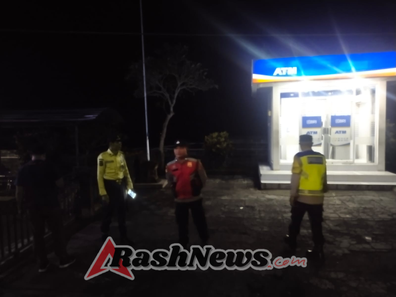 Polsek Bebandem menghimbau Waspada Kejahatan Curas, Curat, dan Curanmor di Wilkum Bebandem dalam Patroli Blue Light Patrol