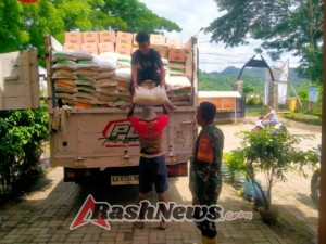 Warga Desa Belo, Beru, dan Dasan Anyar Terima Bantuan Pangan, Babinsa Pantau Langsung