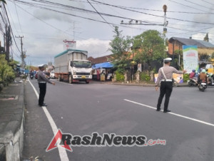 Wujudkan Kamseltibcar Lantas, Polsek Abiansemal Gelar Gatur Sore Rutin Di Jalur Utama