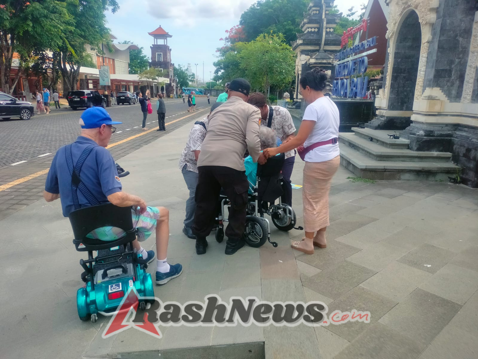 Polsek Benoa Bantu Lansia Asal Australia yang Terpleset di Terminal Internasional Pelabuhan Benoa.