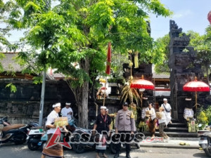 Bhabinkamtibmas Legian Laksanakan Cooling System dan Atensi Piodalan di Pura Desa Adat Legian