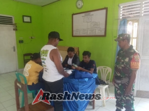 Pastikan Berjalan Aman dan Kondusif, Babinsa Kawal Pembagian BLT Kesra Bagi Masyarakat  Dukung Kesejahteraan Masyarakat, Babinsa Koramil Kota Atambua Dampingi Penyaluran BLT Kesra  Pantau Penyaluran BLT Kesra, Babinsa Pastikan Kegiatan Berjalan Kondusif  Pastikan Tepat Sasaran, Babinsa Koramil Kota Atambua Pantau Penyaluran BLT Kesra  Babinsa Koramil Kota Atambua Dampingi Penyaluran Bantuan Langsung Tunai Kesra   KODIM 1605/BELU, Babinsa Koramil 1605-01/Kota Atambua Serma Eurico Da Costa dan Serka Jose Alves mendampingi penyaluran BLT Kesra (Bantuan Langsung Tunai Sementara Kesejahteraan Rakyat) yang berlangsung di wilayah binaan masing-masing, pada Senin (24/11/2025).  Penyaluran BLT Kesra (Bantuan Langsung Tunai Sementara Kesejahteraan Rakyat) dari pemerintah ini diberikan kepada keluarga kurang mampu sebagai upaya menjaga daya beli dan memberikan perlindungan sosial bagi masyarakat.  Kehadiran Babinsa dalam melaksanakan kegiatan pemantauan dan pendampingan penyaluran BLT Kesra (Bantuan Langsung Tunai Sementara Kesejahteraan Rakyat) kepada masyarakat ini adalah untuk memastikan bantuan sosial tepat sasaran.  Babinsa Serma Eurico Da Costa mengatakan bahwa keterlibatan Babinsa sebagai aparat Komando Kewilayahan dalam kegiatan ini adalah untuk membantu kelancaran dalam penyaluran dana bantuan sosial kepada masyarakat penerima manfaat dan diharapkan dengan adanya bansos ini dapat memudahkan masyarakat dalam memenuhi kebutuhan hidup mereka.  “Harapannya agar masyarakat penerima bantuan dapat memanfaatkan dengan sebaik-baiknya bantuan tersebut, sehingga masalah perekonomian menjadi terbantu dan ke depannya diharapkan perekonomian masyarakat menjadi lebih baik lagi” ucap Babinsa Serma Eurico Da Costa.  Senada dengan itu, Babinsa Serka Jose Alves BLT Kesra ini merupakan salah satu bentuk dukungan nyata pemerintah terhadap masyarakat kurang mampu sehingga dengan adanya bantuan ini dapat memperkuat ekonomi rumah tangga, dan membantu masyarakat yang ekonomi lemah.