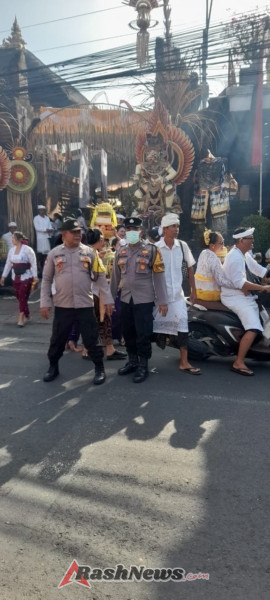Polsek Kuta Utara Amankan Rangkaian Prosesi Pujawali Di Pura Puseh Lan Desa Adat Kerobokan