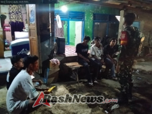 Ronda Malam di Desa Rade: Sinergi Babinsa dan Warga Jaga Ketertiban Lingkungan