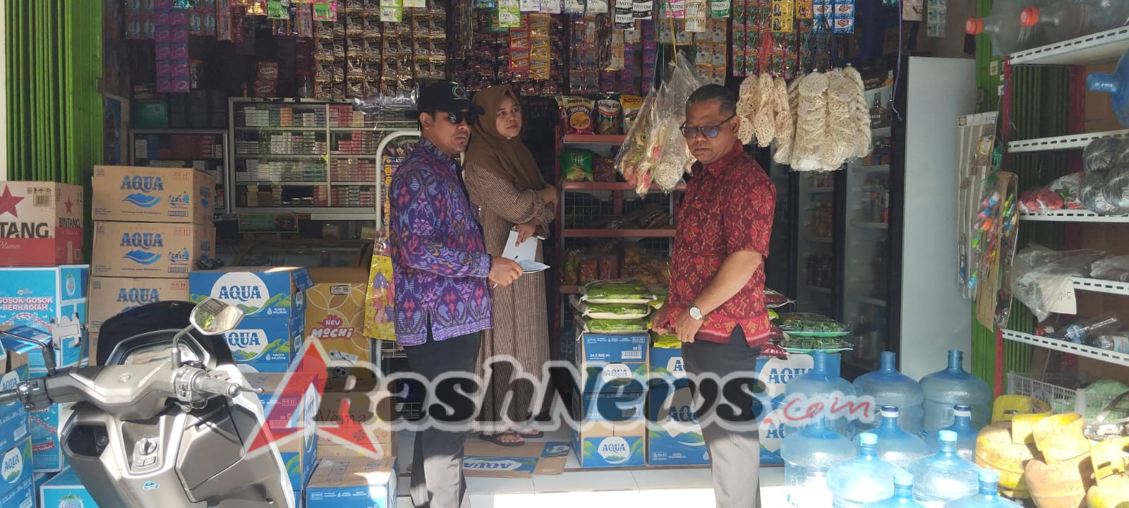 “Petugas gabungan Tertibkan Pedagang di Trotoar dan Badan Jalan di Sidakarya”