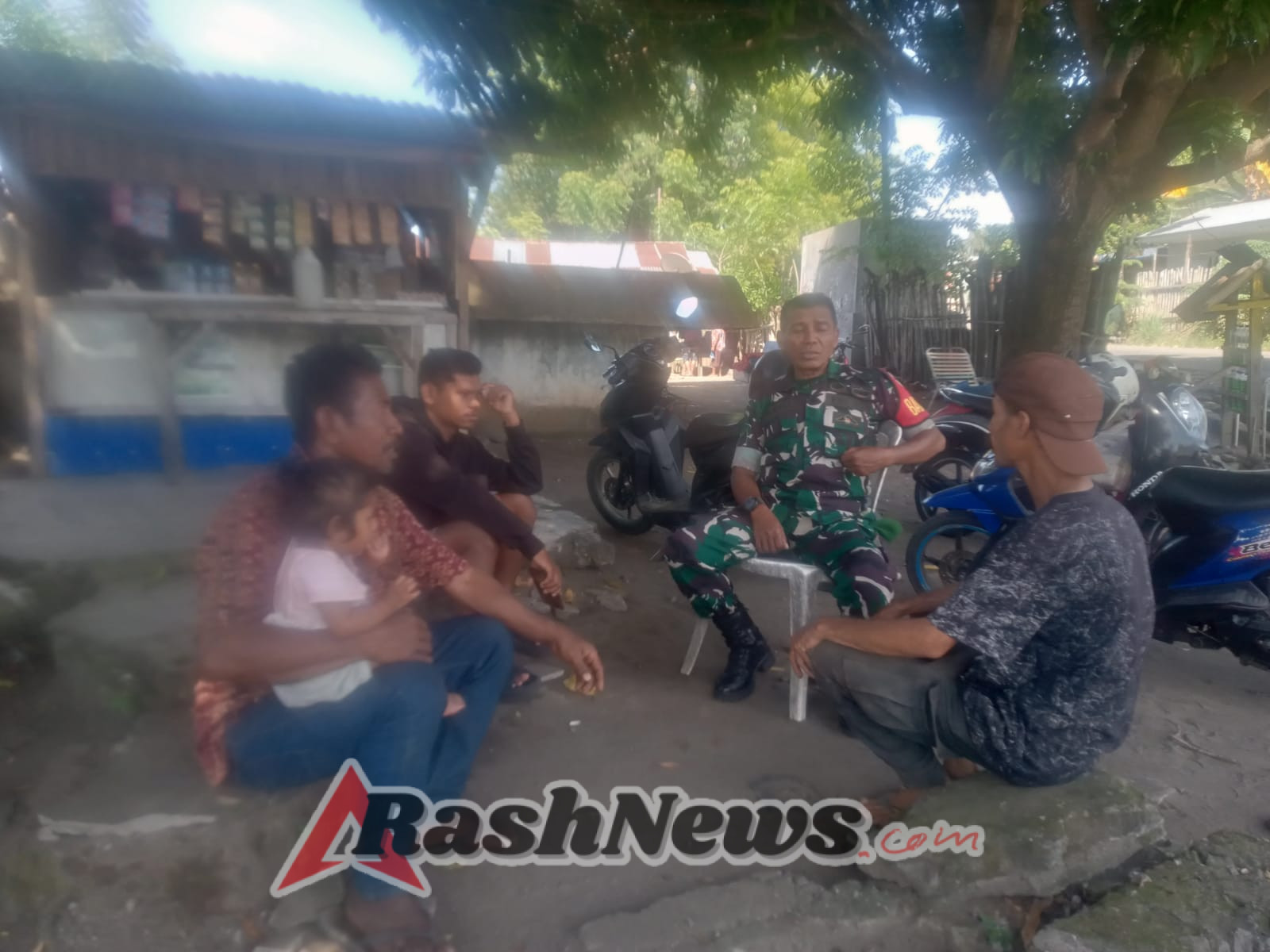 Komsos dan Pamwil Babinsa Koramil 1602-01, Perkuat Kemanunggalan TNI-Rakyat di Paupire