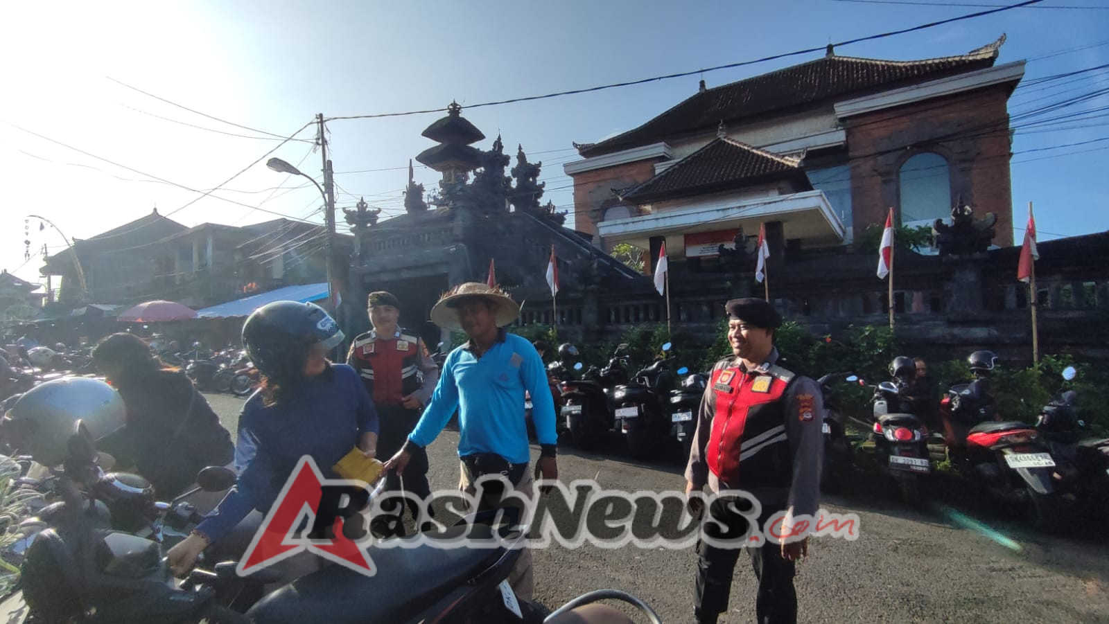PERKECIL RUANG GERAK AKSI CURANMOR DI WILKUM BANGLI, PERSONEL SAMAPTA POLRES BANGLI SAMBANGI TUKANG PARKIR