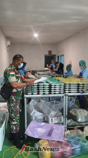 Babinsa Rote Timur Dampingi Distribusi Makanan Bergizi untuk 2.905 Pelajar