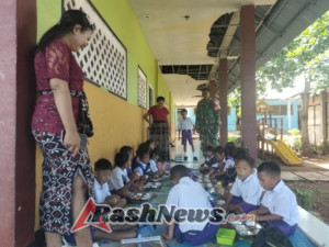 Babinsa Pantai Baru Dampingi Distribusi Makanan Bergizi untuk 3.093 Pelajar