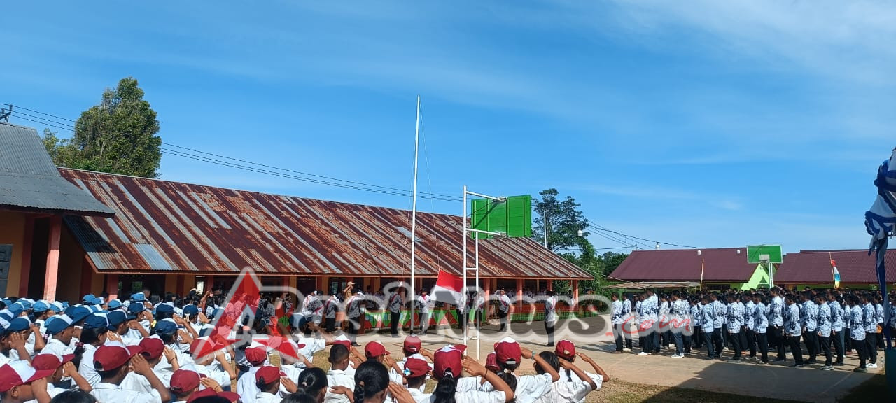 Babinsa Koramil 03/Macang Pacar Hadiri Upacara Peringatan Hari PGRI dan HGN di SMAN 1 Pacar
