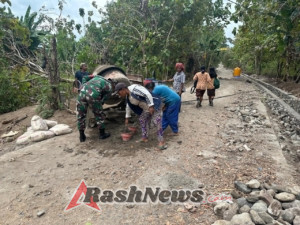 Babinsa dan Warga Pour Kompak Bangun Parit Jalan Desa