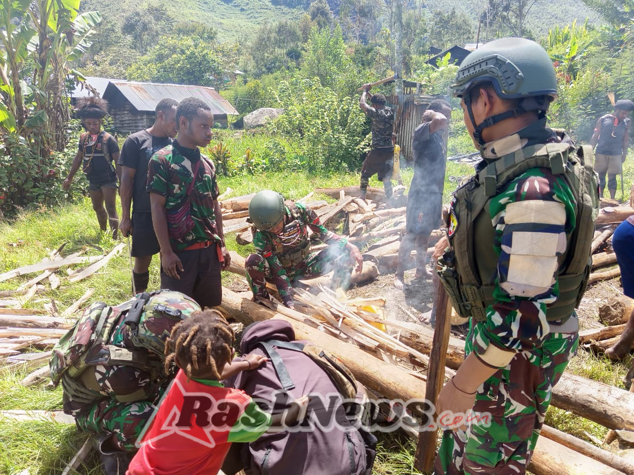 Penuh Kehangatan, Satgas Yonif 743/PSY Hadir Di Tengah Tradisi Bakar Batu Di Papua