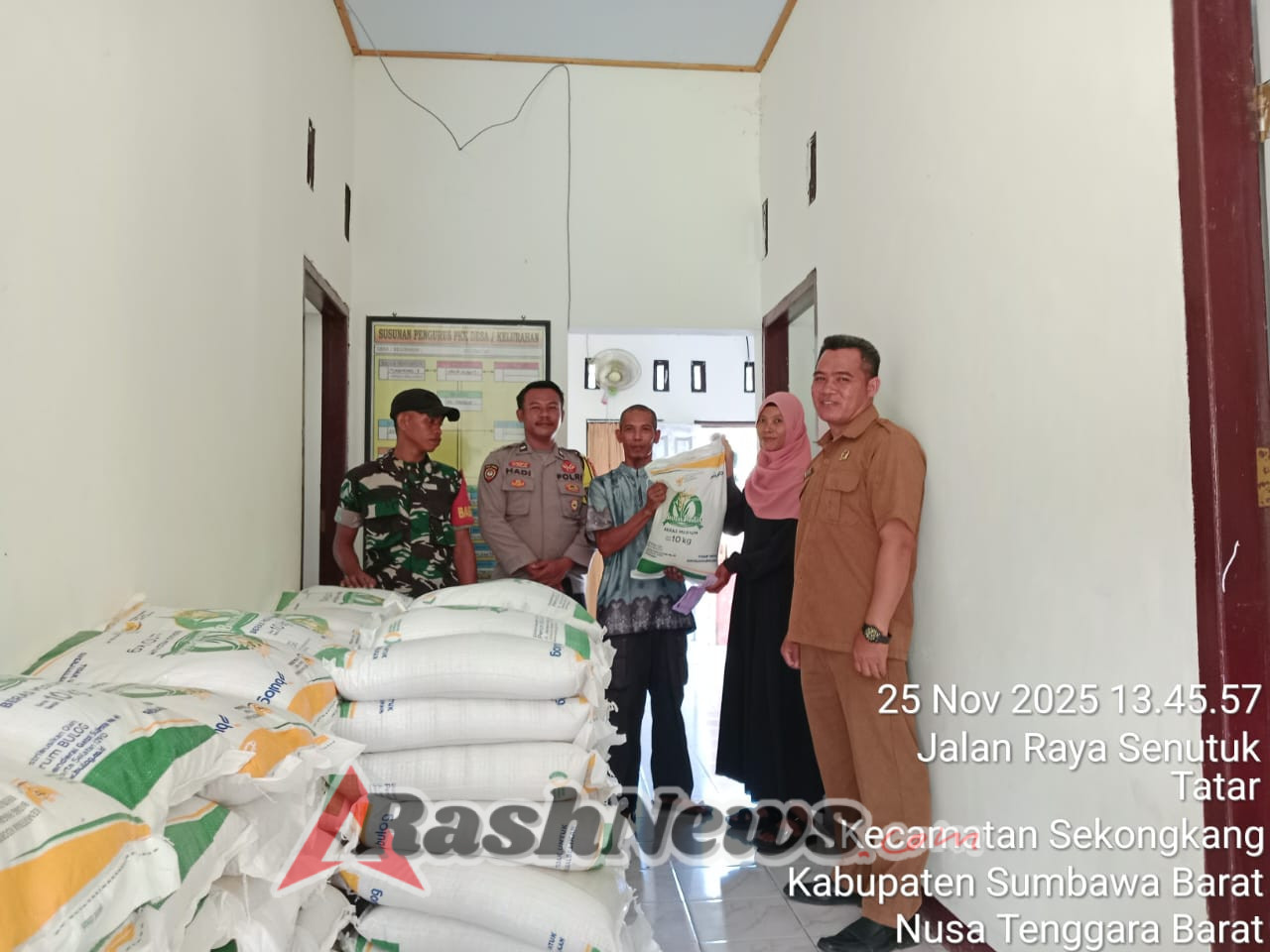 Sinergi Babinsa, Serda Sadam Pastikan Penyaluran Bantuan Pangan Berjalan Aman