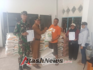 Sinergi Babinsa dan Pemerintah Desa Maluk Sukseskan Penyaluran Bantuan Beras dan Minyak Goreng