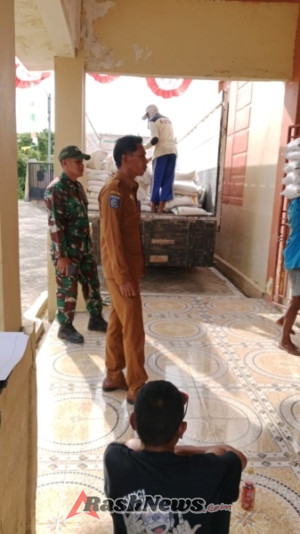 Dari Babinsa untuk Warga, Penyaluran Bantuan Beras dan Minyak Goreng Berjalan Lancar