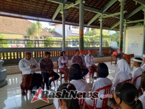 Kasat Binmas Polres Klungkung Beri Pembinaan Binyomlinmas kepada Pelajar SMAN 2 Semarapura.