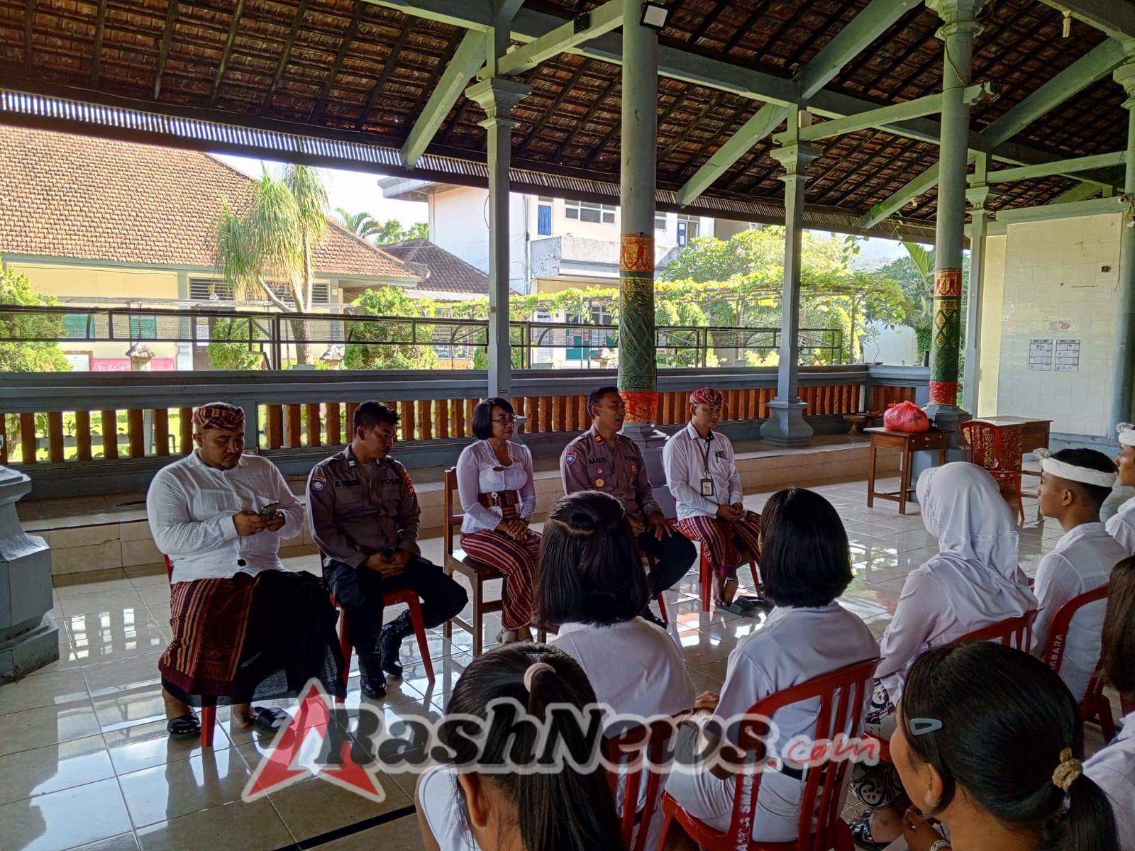 Kasat Binmas Polres Klungkung Beri Pembinaan Binyomlinmas kepada Pelajar SMAN 2 Semarapura.