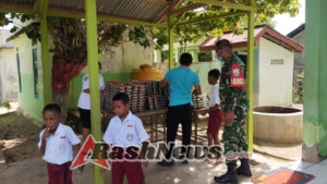 Pendampingan Babinsa Pastikan Program Makanan Sehat untuk Anak Rote Timur Berjalan Lancar