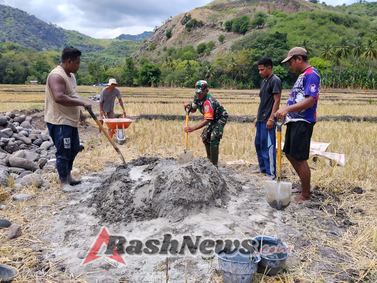 Babinsa Terjun Langsung Awasi Pengerjaan Irigasi Demi Tingkatkan Produksi Pertanian
